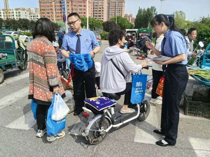 3普法零距离 法治润民心——细河区人民检察院开展民法典宣传活动 - 副本.jpg