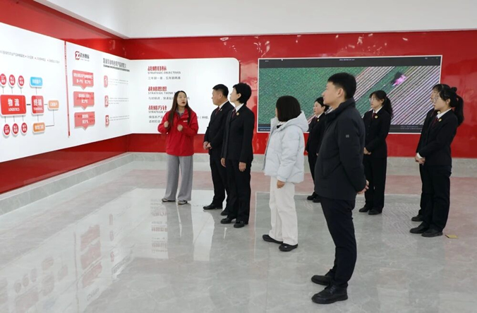 进企入村“服”与“扶” 三月春风暖人心——细河区人民检察院开展学雷锋、树新风系列活动